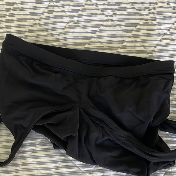 Lululemon Black Cropped Tank Top - Picture 3 of 5